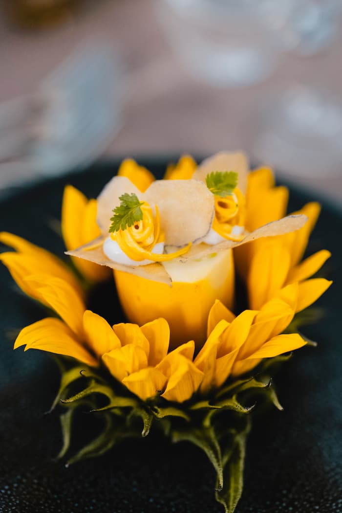 Hochformat des Restaurant-Interieurs: elegantes Dinner-Setup mit warmer Beleuchtung, das die intime Atmosphäre des Atelier Gourmet zeigt.